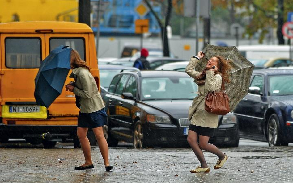 Wiatr, który we czwartek wyrywał w Warszawie wraz z parasolami resztki złudzeń, że jeszcze zdążymy n