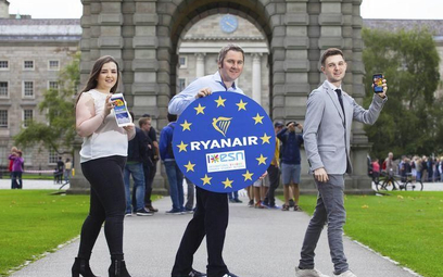 Na zdjęciu Robin Kiely, szef działu komunikacji Ryanaira, oraz studenci Erasmusa Shannon McBride i J