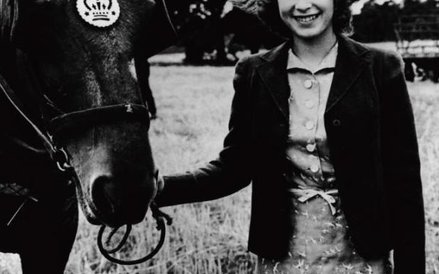 1944 r. Księżniczka Elżbieta ze swoim koniem w królewskiej posiadłości Sandringham, Norfolk.