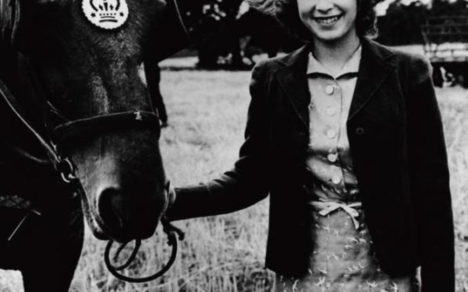 1944 r. Księżniczka Elżbieta ze swoim koniem w królewskiej posiadłości Sandringham, Norfolk.