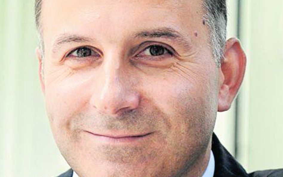 Zbigniew Jagiełło (u góry), od dzisiaj prezes PKO BP, nie będzie objęty ustawą kominową. Grozi ona n