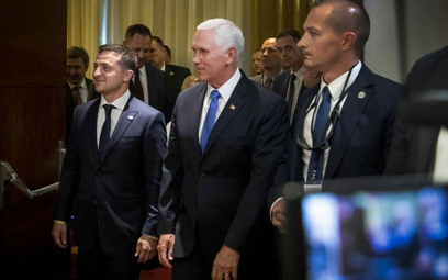 Wiceprezydent USA Mike Pence (w środku) spotkał się w niedzielę w Warszawie także z prezydentem Ukra