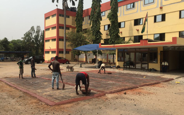 Ghana: zbudowali chodnik z plastikowych torebek