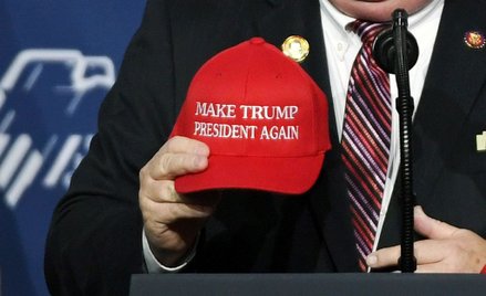 Dozorca walczy o prawo do noszenia czapki z hasłem Trumpa