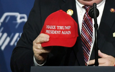Dozorca walczy o prawo do noszenia czapki z hasłem Trumpa