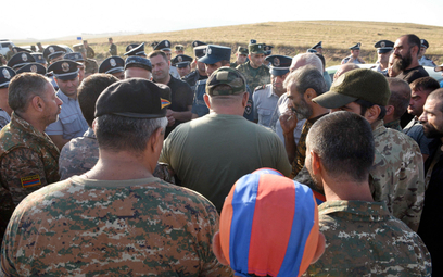 Armeńscy weterani zatrzymani przez policję po drodze do Górskiego Karabachu. Dalej jest korytarz lac