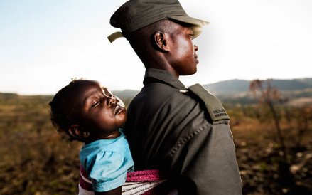 Członkini jednostki przeciwdziałającej kłusownictwu, założonej w Zimbabwe.