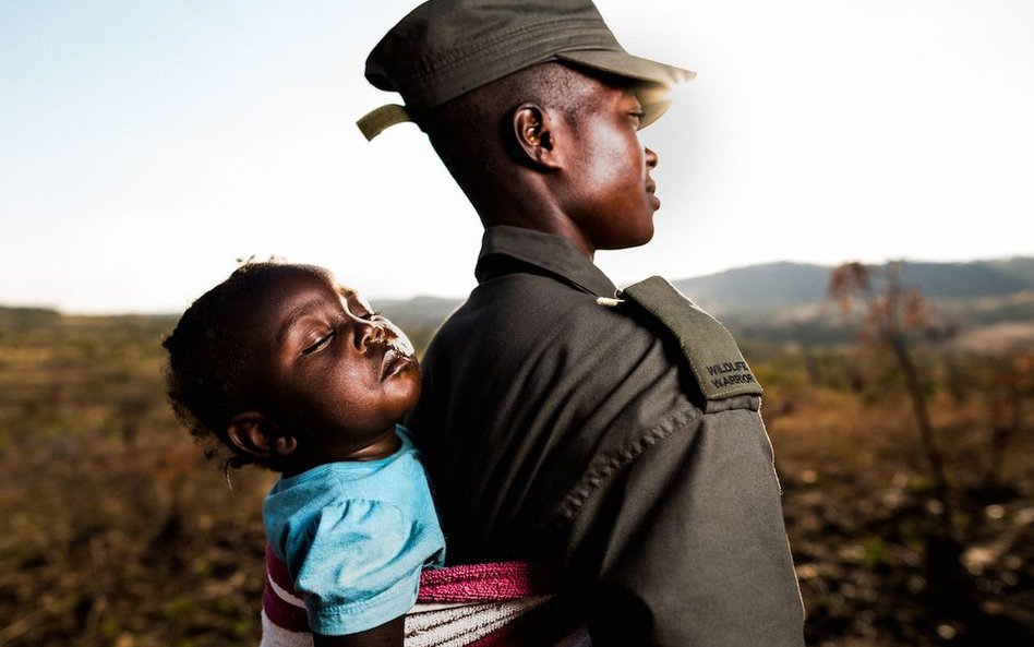 Członkini jednostki przeciwdziałającej kłusownictwu, założonej w Zimbabwe.