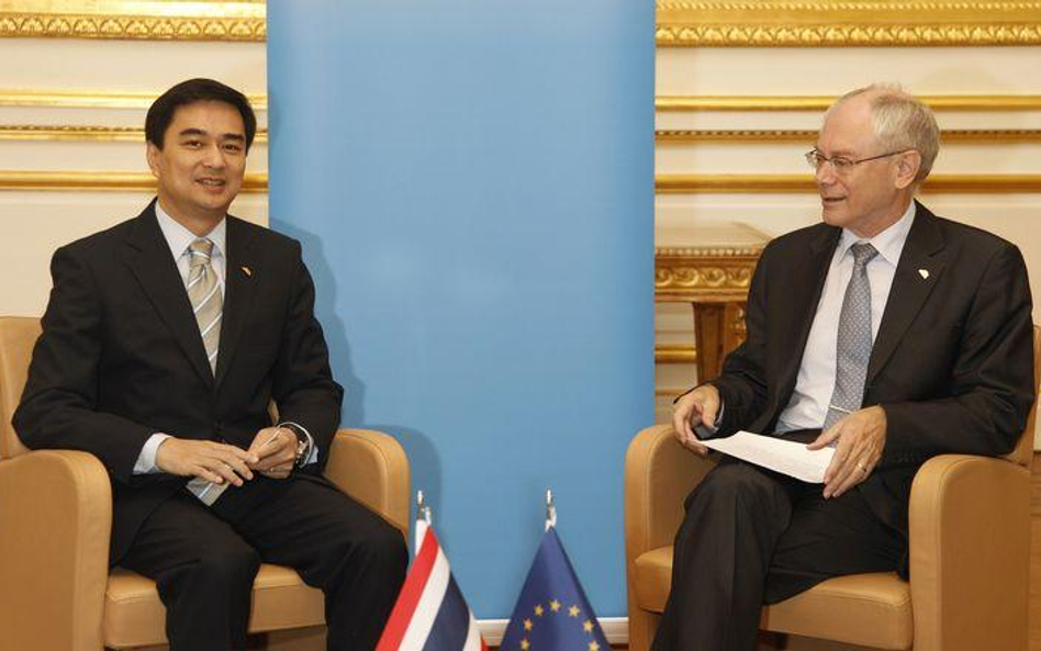 Przewodniczący Rady Europejskiej Herman Van Rompuy i premier Tajlandii Abhisit Vejjajiva