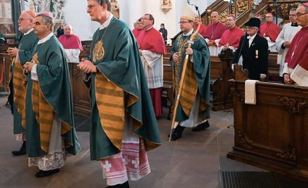 Hierarchowie niemieckiego Kościoła obradują i modlą się w Fuldzie w Hesji