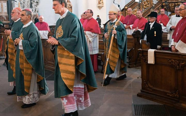 Hierarchowie niemieckiego Kościoła obradują i modlą się w Fuldzie w Hesji