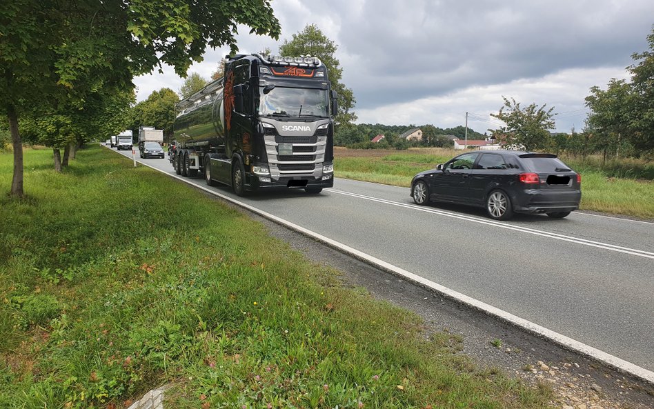 Duże firmy zamykają przed małymi drzwi, używając raportów ESG