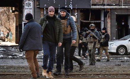 Mer ukraińskiej stolicy Witalij Kliczko (z prawej) i jego brat Władimir oglądają skutki jednego z ro