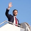 J.D. Vance wchodzi na pokład samolotu, którym odlatuje z Islamabadu