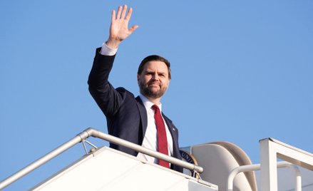 J.D. Vance wchodzi na pokład samolotu, którym odlatuje z Islamabadu
