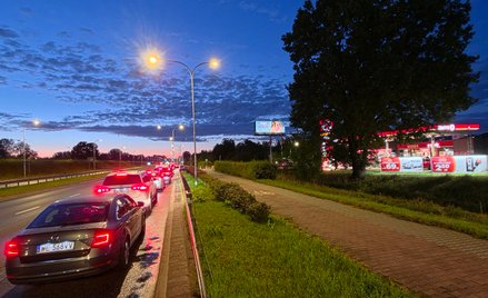 Kolejka samochodów przed stacją benzynową na Wale Miedzeszyńskim w Warszawie
