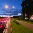 Kolejka samochodów przed stacją benzynową na Wale Miedzeszyńskim w Warszawie