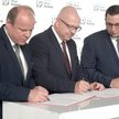 Podpisanie umowy o przystąpieniu Przewozów Regionalnych do Klastra Luxtorpeda 2.0, od lewej: Krzyszt