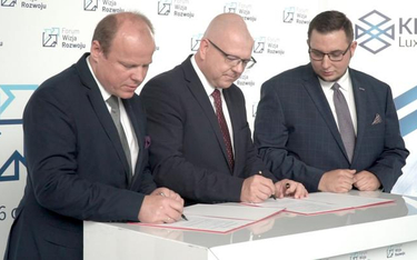 Podpisanie umowy o przystąpieniu Przewozów Regionalnych do Klastra Luxtorpeda 2.0, od lewej: Krzyszt