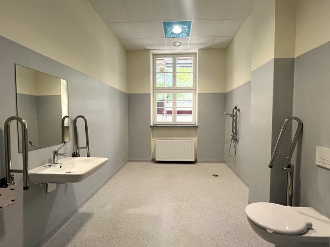 Placówka została zaprojektowana zgodnie z zasadami ergonomii we współpracy ze specjalistami od aranż