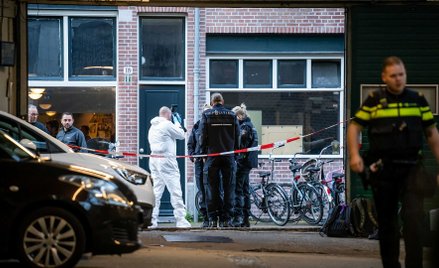 Zamachowiec, drobny mężczyzna w zielonej kurtce i w ciemnej czapce, oddał pięć strzałów do Petera de