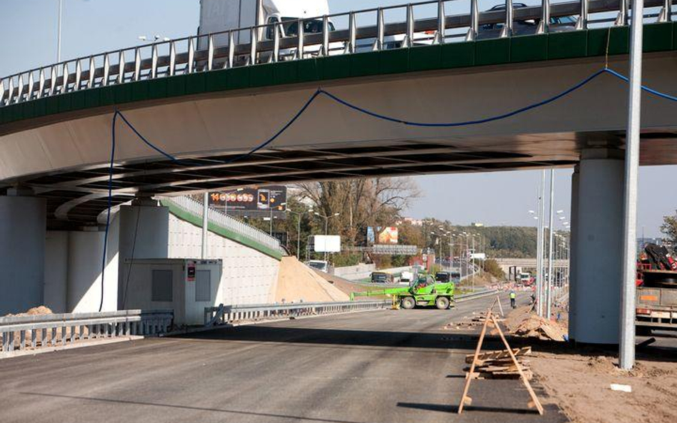 Trasa S8 Konotopa-Powązkowska. To jeden z nielicznych odcinków obwodnicy ekspresowej, który uniknął 