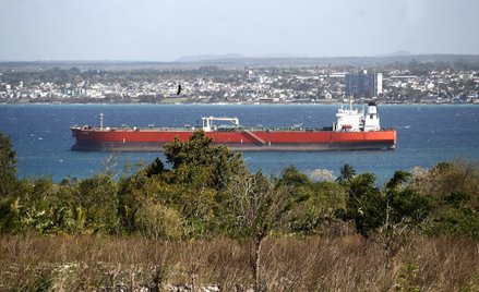 Rosyjski tankowiec „Anatolij Kołodkin” z ropą naftową dla Kuby dotarłdo portu Matanzas