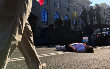 Przed barykadą ustawiona przez milicję położyła się jedna z demonstrujących kobiet