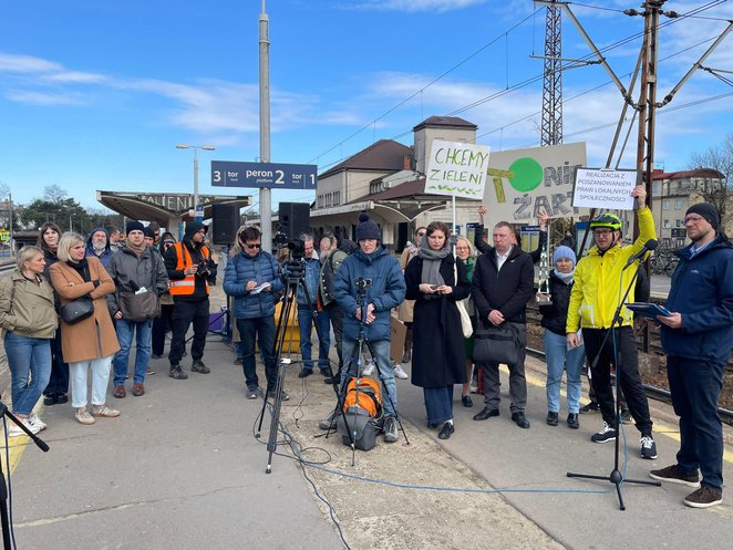 Aktywiści z Falenicy relacjonowali wydarzenie w mediach społecznościowych z ironią: – Do końca nie b