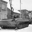 Czołgi na ul. Cietrzewia w podwarszawskich Włochach, 16 grudnia 1981 r.