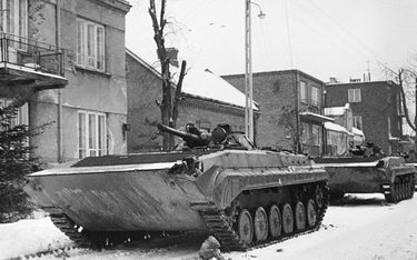 Czołgi na ul. Cietrzewia w podwarszawskich Włochach, 16 grudnia 1981 r.