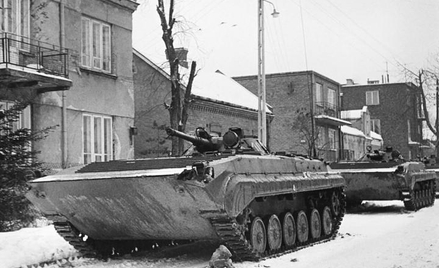 Czołgi na ul. Cietrzewia w podwarszawskich Włochach, 16 grudnia 1981 r.
