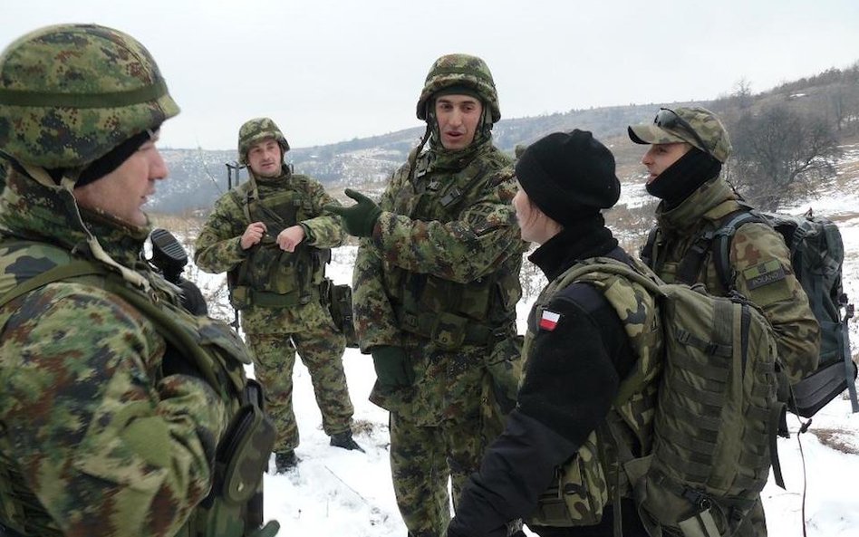 Polacy z Serbami patrolują granice Kosowa