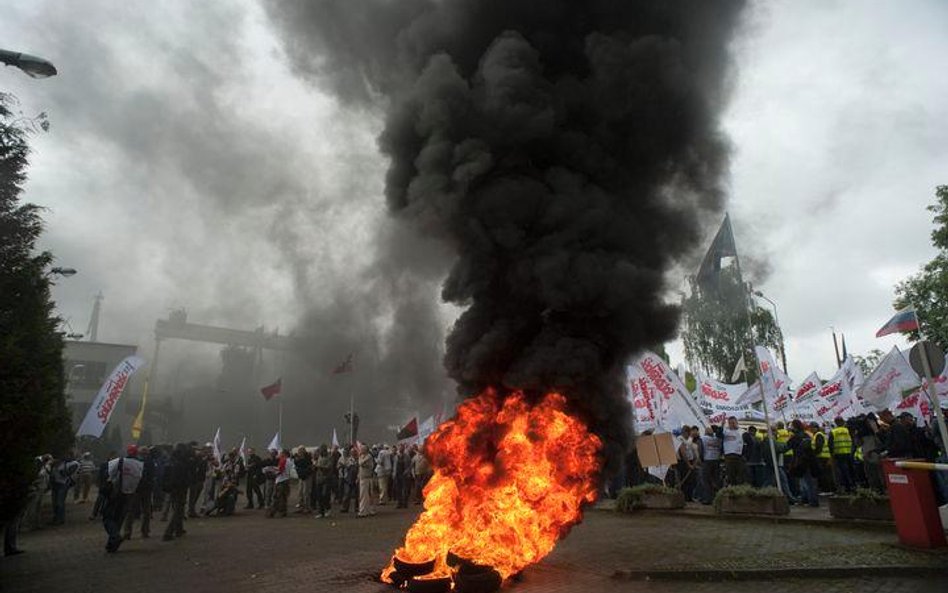 Przed szczecińską stocznią protestowało kilkuset związkowców