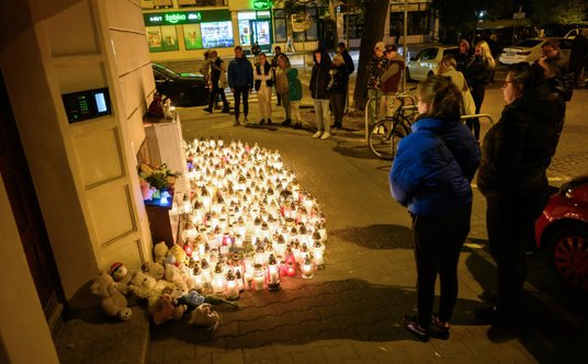 Na miejsce, gdzie pięcioletni Maurycy został śmiertelnie ugodzony nożem, mieszkańcy Poznania przynie