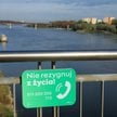 Tabliczki antysuicydalne można znaleźć na każdym z warszawskich mostów