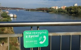 Tabliczki antysuicydalne można znaleźć na każdym z warszawskich mostów