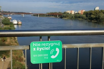Tabliczki antysuicydalne można znaleźć na każdym z warszawskich mostów