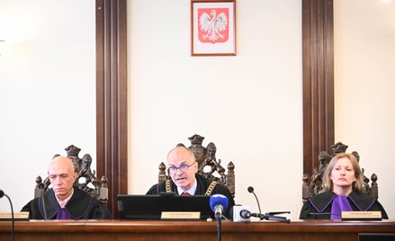 Sędziowie: Leszek Mering (C), Krzysztof Ciemnoczołowski (L) oraz Joanna Mielec (P) na sali Sądu Apel