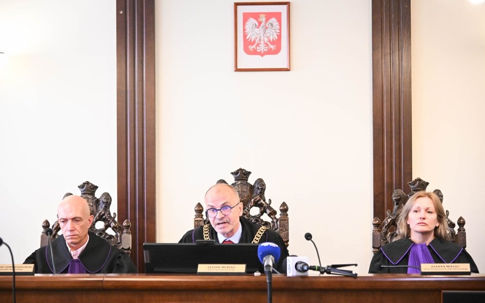 Sędziowie: Leszek Mering (C), Krzysztof Ciemnoczołowski (L) oraz Joanna Mielec (P) na sali Sądu Apel