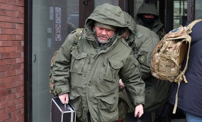 Śledczy wychodzą z budynku mieszkalnego, w którym doszło do próby zamachu na rosyjskiego generała Wł