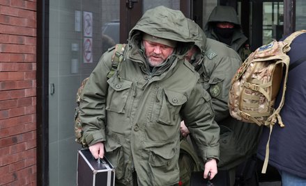 Śledczy wychodzą z budynku mieszkalnego, w którym doszło do próby zamachu na rosyjskiego generała Wł