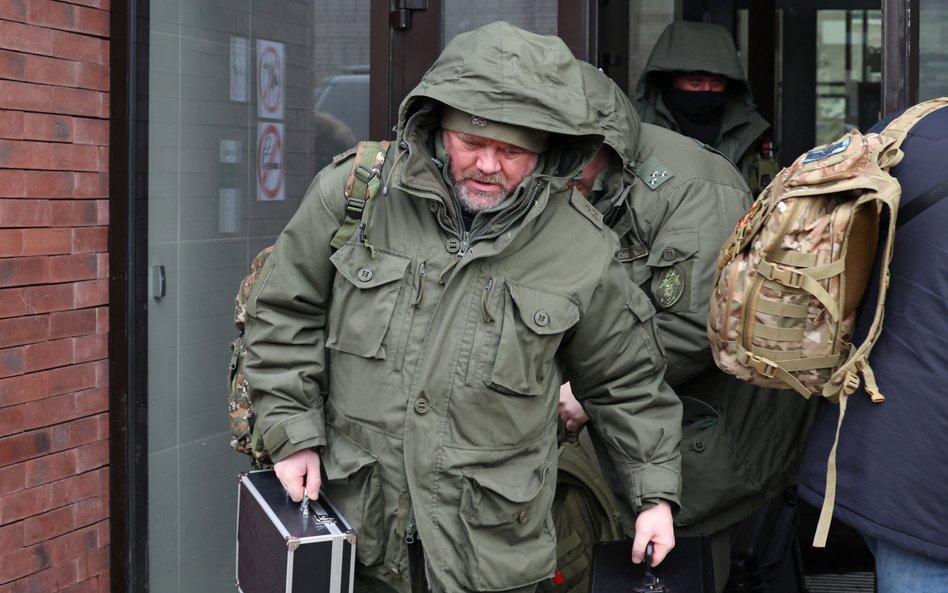 Śledczy wychodzą z budynku mieszkalnego, w którym doszło do próby zamachu na rosyjskiego generała Wł