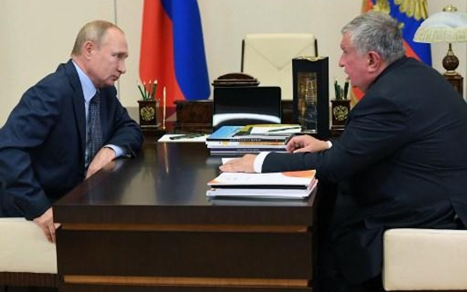 Prezydent Rosji Władimir Putin i prezes korporacji Rosnieft Igor Sieczin.