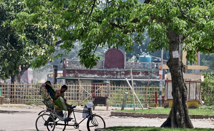Kierowcy riksz w Dhace skarżą się na upały
