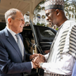 Wtorkowe powitanie przed rozmowami w Bamako. Ministrowie spraw zagranicznych Rosji Siergiej Ławrow i