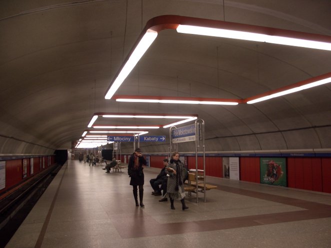 Peron-wyspa na stacji Pole Mokotowskie ma wymiary 10 m szerokości i 120 m długości.