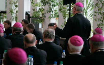 Sondaż: Czy powinno dojść do dymisji wśród biskupów