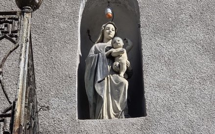 Jak w wielu innych lokatorzt powierzyli swoją pomyślność Maryi Pannie.