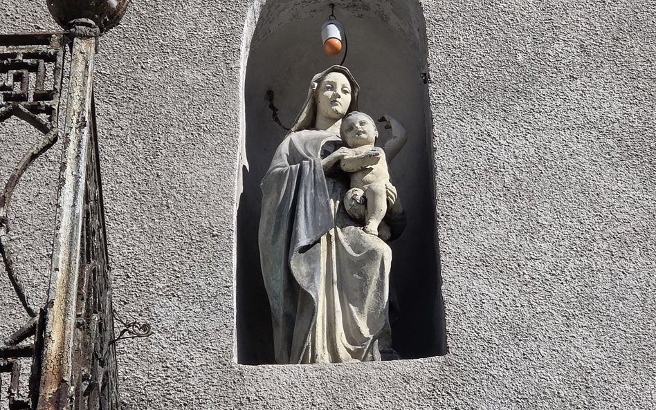 Jak w wielu innych lokatorzt powierzyli swoją pomyślność Maryi Pannie.